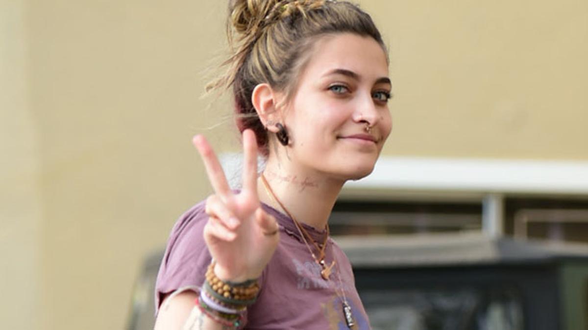 Paris Jackson sonriente y con moño messy