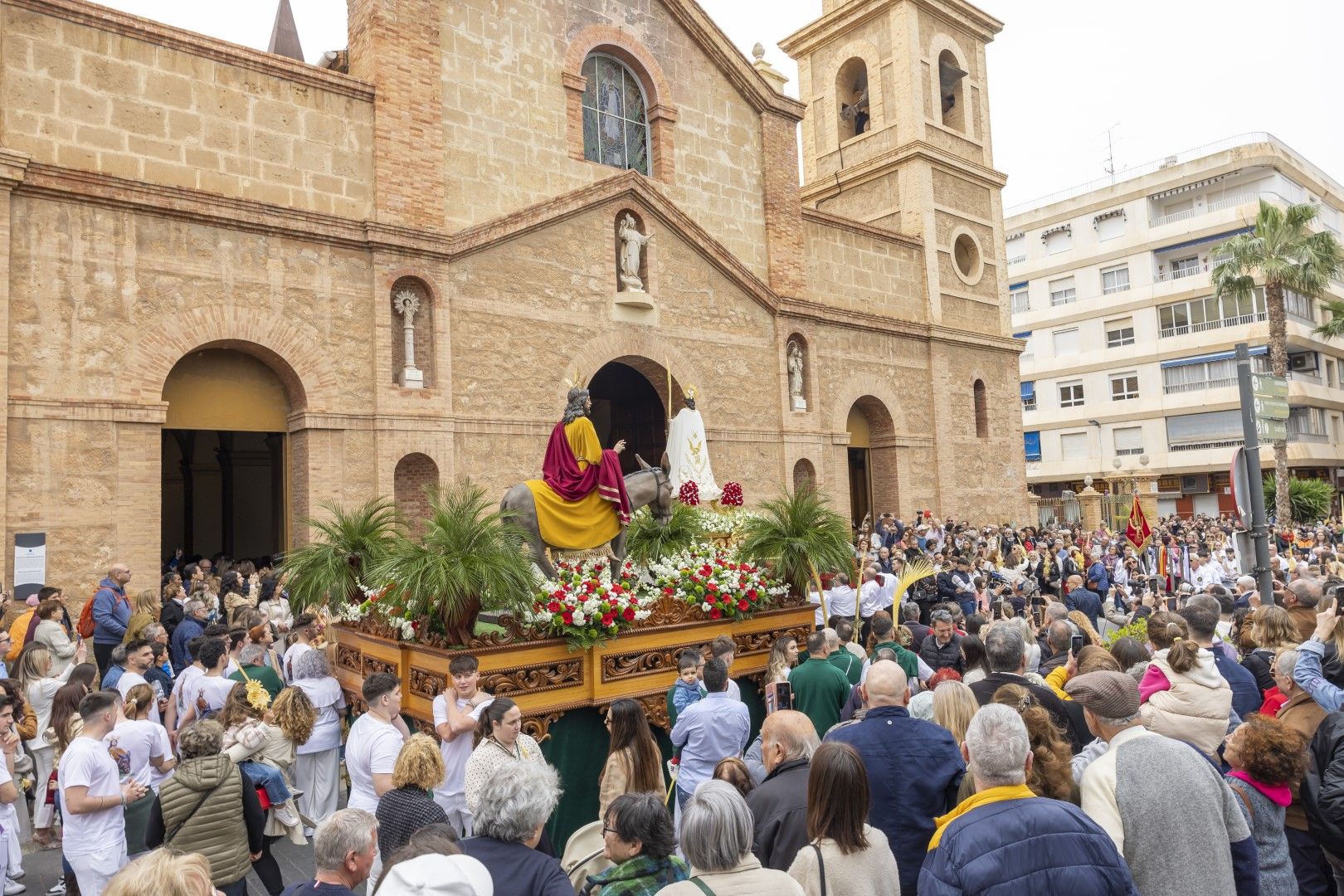 Bendición y procesión de Las Palmas en Torrevieja de Domingo de Ramos en la Semana Santa 2024