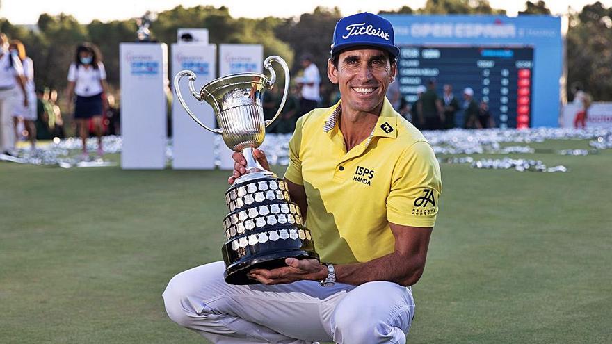 Rafa Cabrera, con el trofeo de ganador. | // EFE