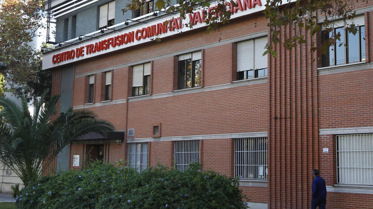 Sanidad hace pruebas PCR en el Centro de Transfusión tras el positivo de una trabajadora