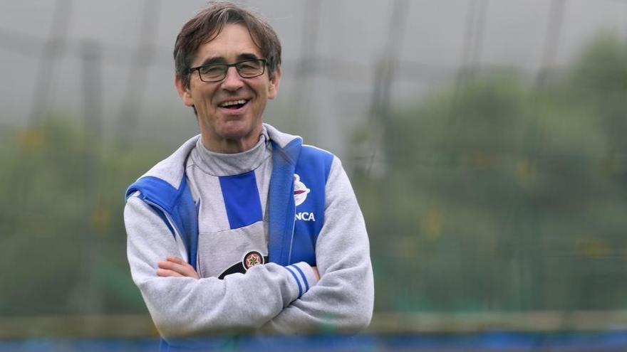 Fernando Vázquez sonríe durante un entrenamiento en Abegondo.