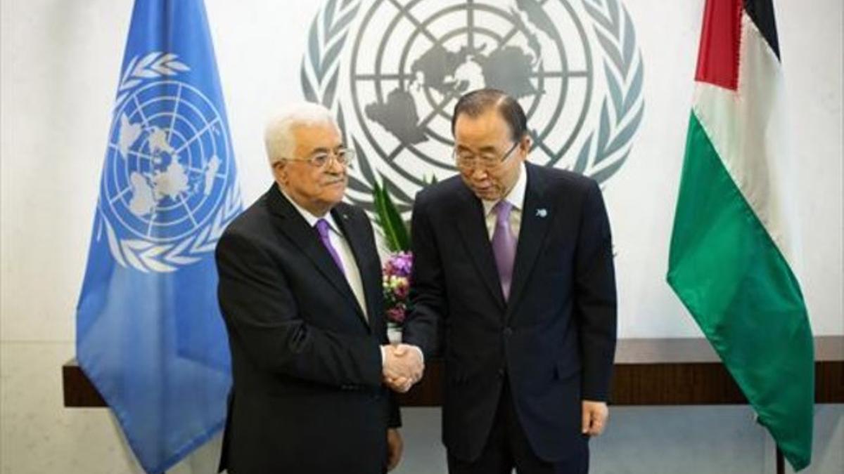 Mahmud Abbás y Ban Ki Moon se saludan ayer en el edificio de las Naciones Unidas.