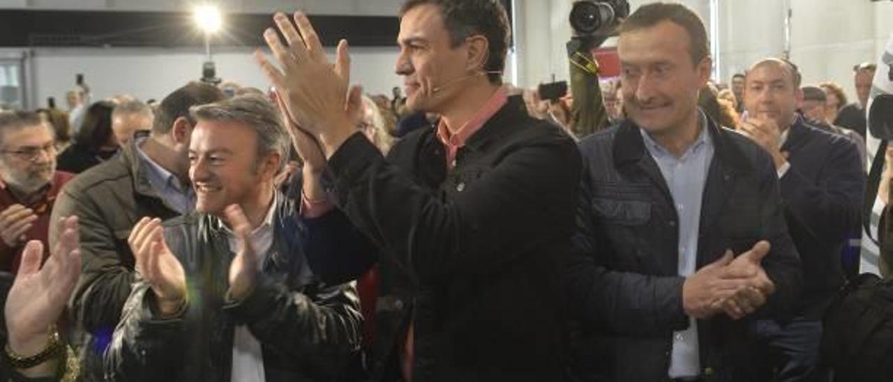 Pedro Sánchez con José Chulvi y el alcalde de Elche, Carlos González. Al fondo, Alejandro Soler, durante el acto de la semana pasada.