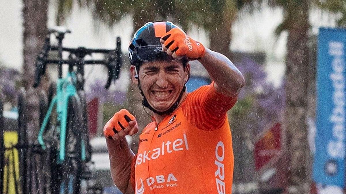 Antonio Jesús Soto entra en la línea de meta bajo la lluvia. | EFE/MARCIAL GUILLÉN