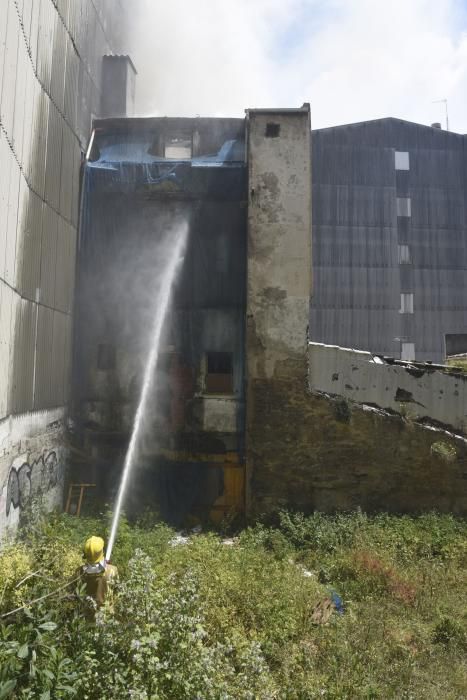 Los bomberos sofocan un incendio en una casa abandonada en A Falperra