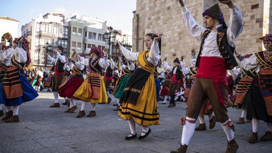 Uno de los bailes en la Plaza Mayor.