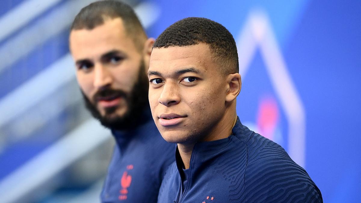 Mbappé, en primer plano con Benzema detrás, en un entrenamiento de Francia.