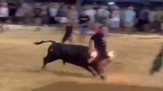 Impresionante susto a un embolador en el Port de Sagunt