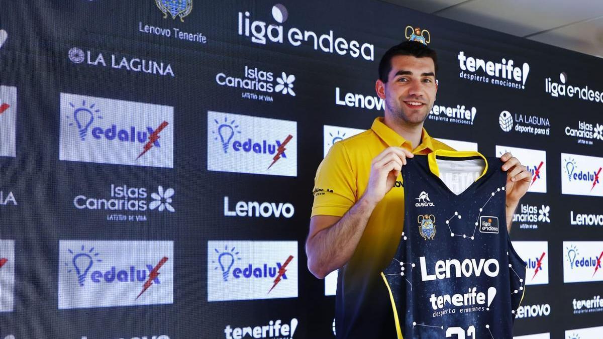 Dakota Mathias exhibe su camiseta en un momento de la presentación de este viernes.