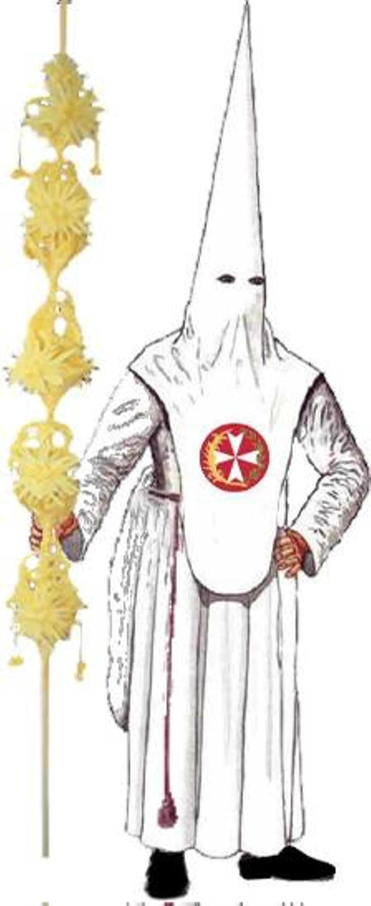 Imagen de la túnica que lucirán los nazarenos con las típicas palmas del Domingo de Ramos.