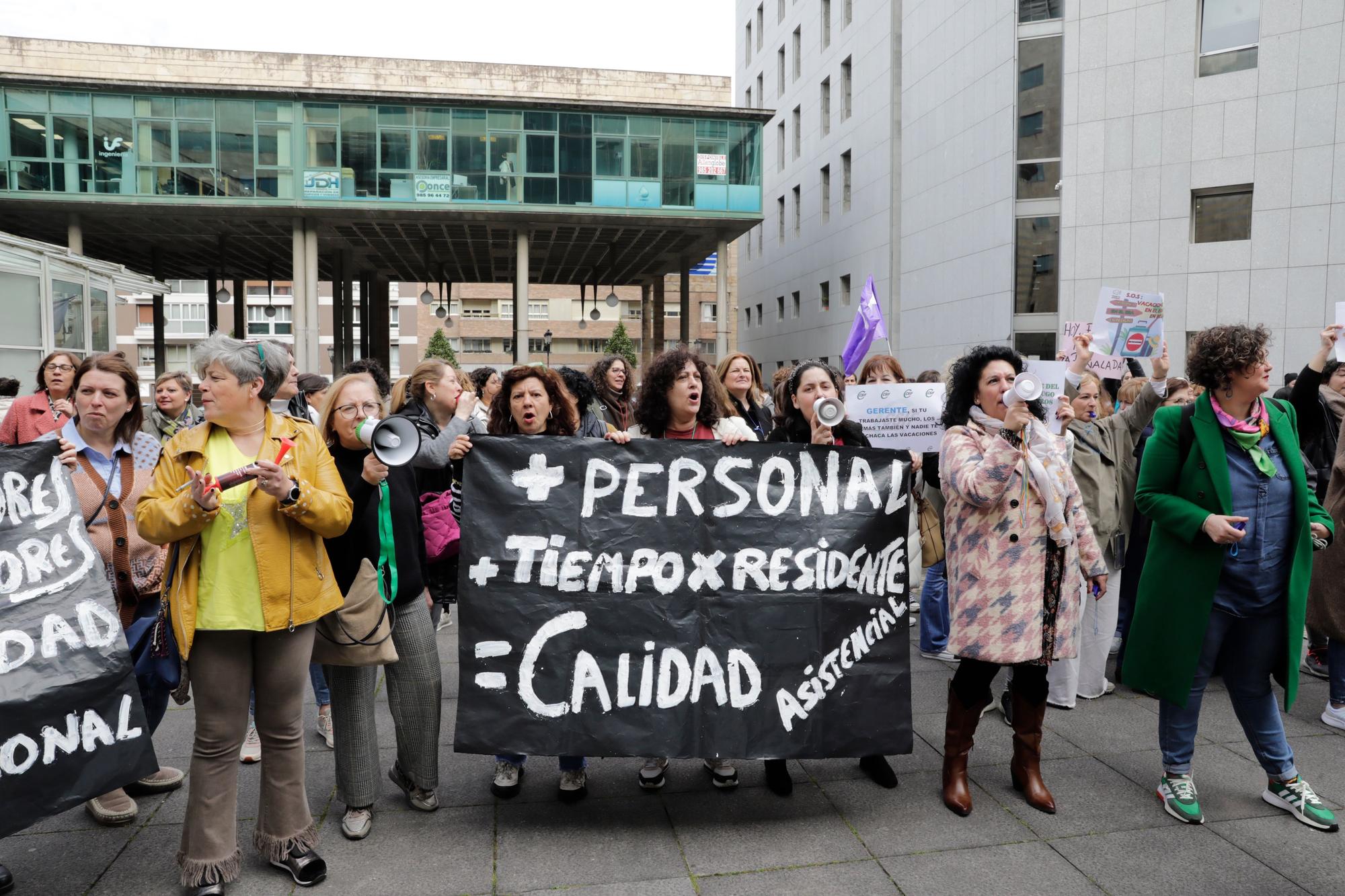 En imágenes: Multitudinaria protesta de los trabajadores del ERA: "Nuestras vacaciones no son un trueque electoral"