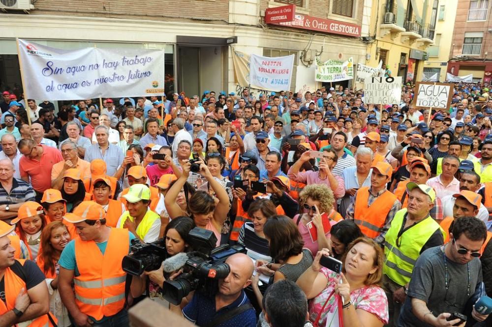 Gran protesta de los agricultores frente a la CHS