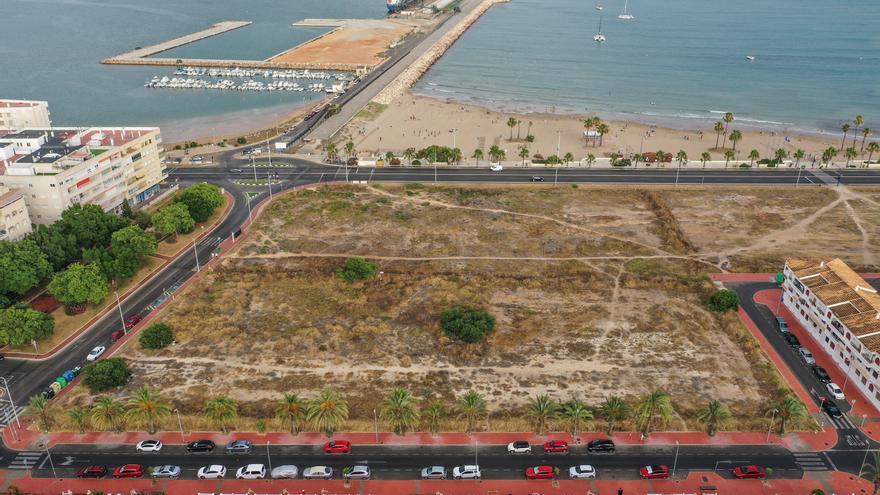 El Ministerio anuncia su tercer recurso contra los proyectos de rascacielos de Torrevieja junto al mar