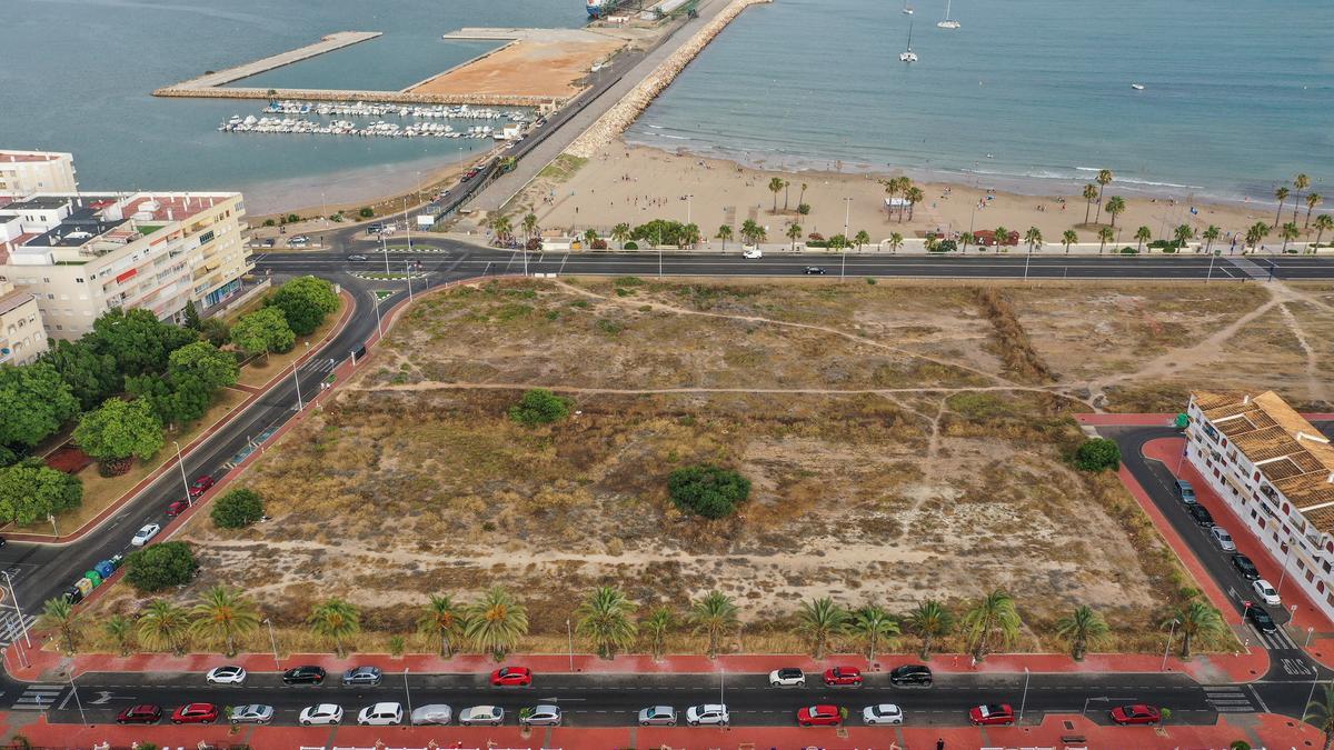 Parcela donde el plan &quot;Puerto de la Sal&quot; proyecta la construcción de diez torres junto a la playa de Los Náufragos