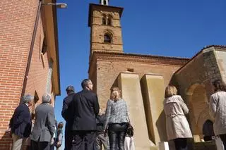 La remozada torre de la iglesia de este municipio zamorano vuelve a brillar