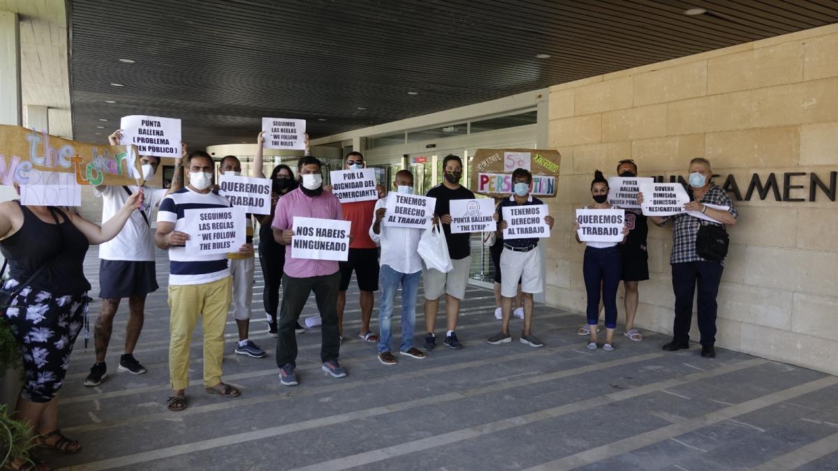 Empresarios y trabajadores de Punta Ballena han protestado en el exterior del Ayuntamiento.