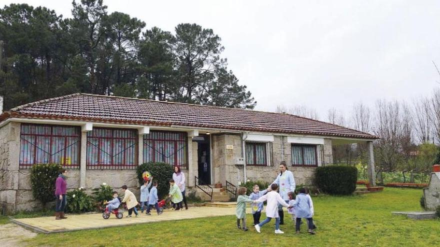 Alumnos de 3, 4 y 5 años jugando en el jardín de la escuela rural de Areas. // D.P.