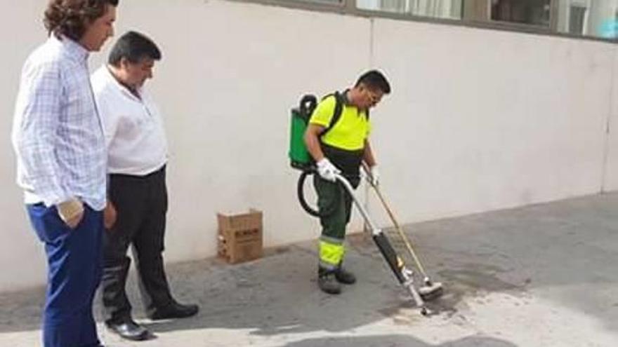 Alzira elimina los chicles pegados         en las aceras         con extracto de remolacha