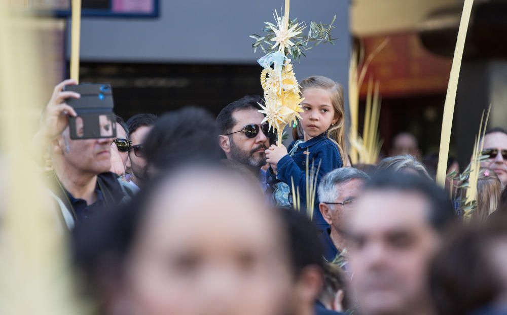 Las calles de Alicante se llenan de fieles en las procesiones del Domingo de Ramos