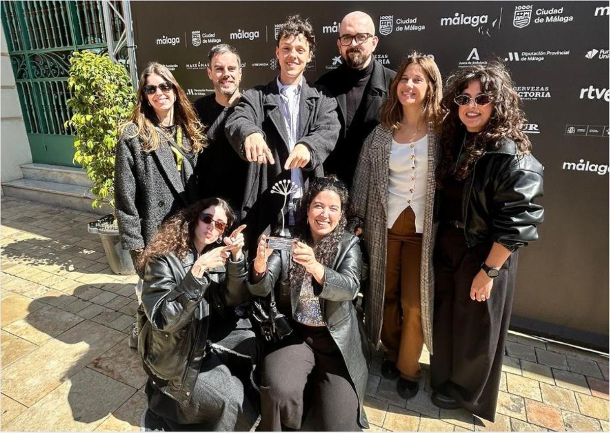 Lucía Criado y el equipo de No estamos locos celebran la Biznaga de Plata en el Festival de Málaga