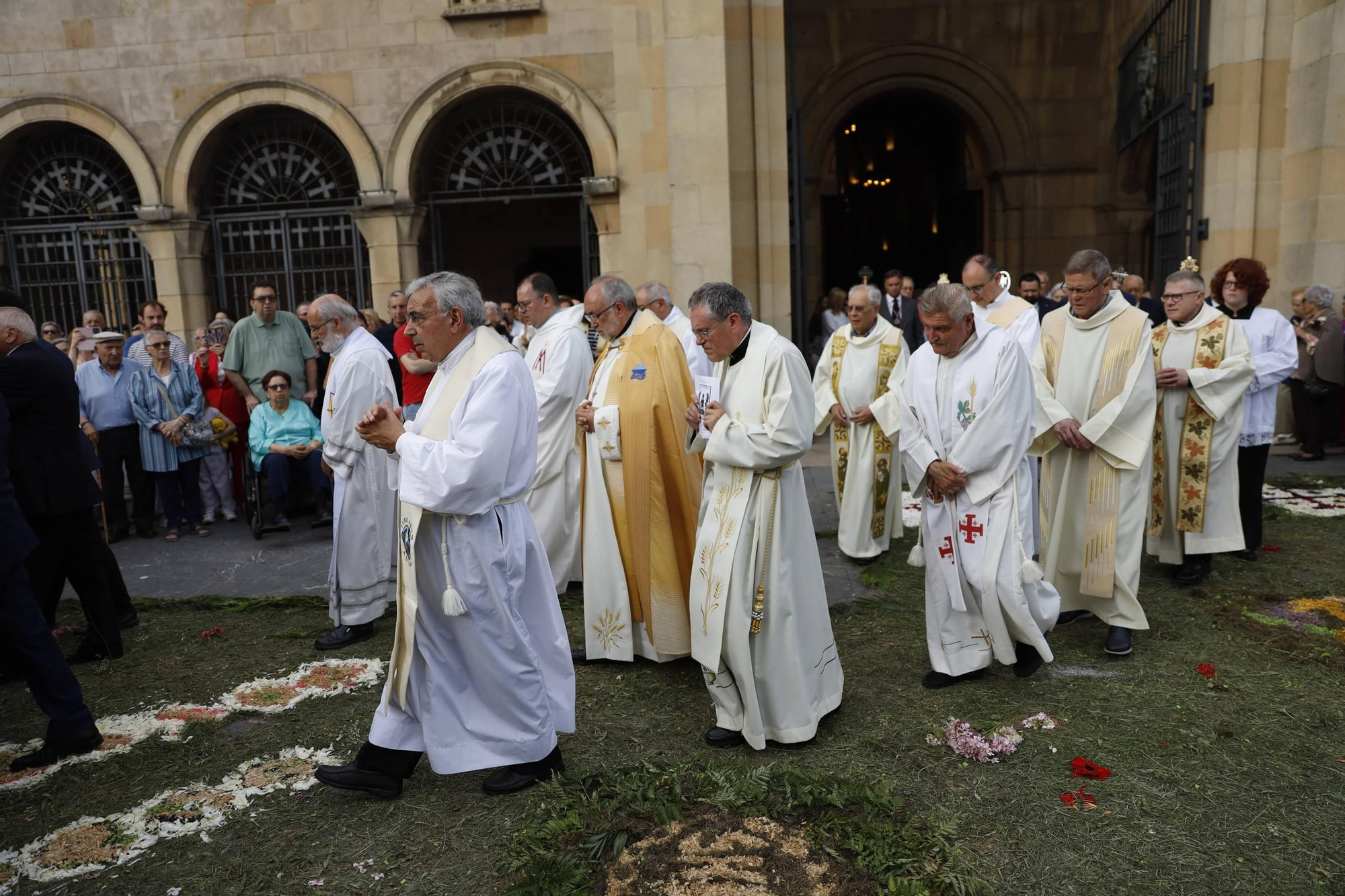 Pétalos, incienso, niños... así fue la procesión del Corpus Christi en Gijón (en imágenes)