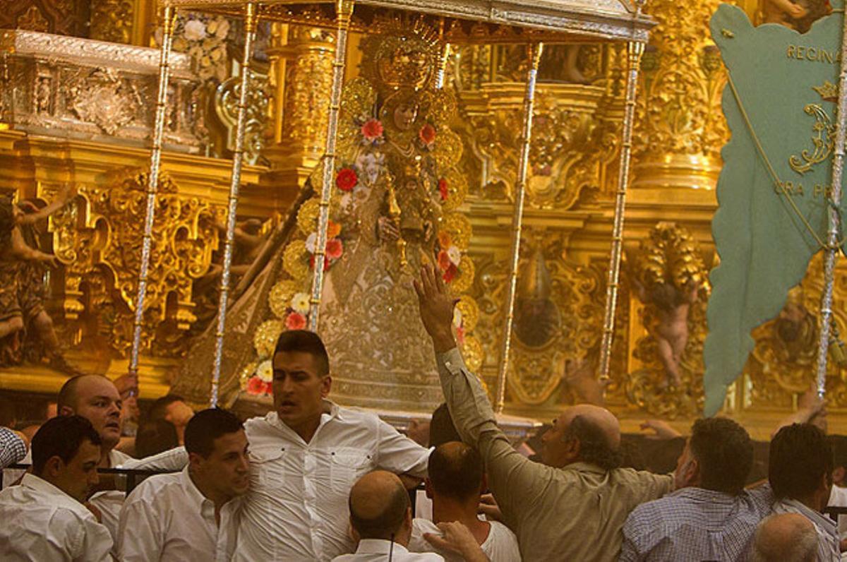 Com cada any, els devots ’rocieros’ han tret la Verge del Rocío en processó després de saltar la reixa a l’ermita d’Almonte (Huelva).