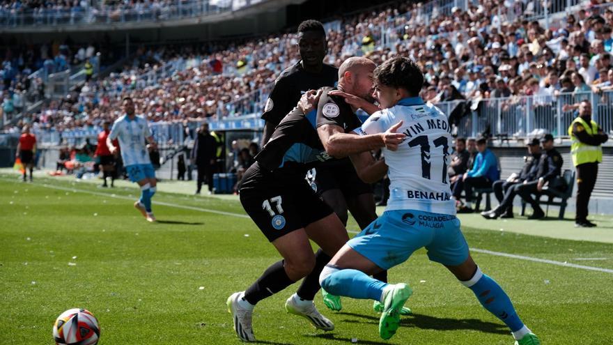 Kevin y Unai Medina forcejean en un lance del encuentro disputado este domingo entre la UD Ibiza y el Málaga en La Rosaleda. | GREGORIO MARRERO