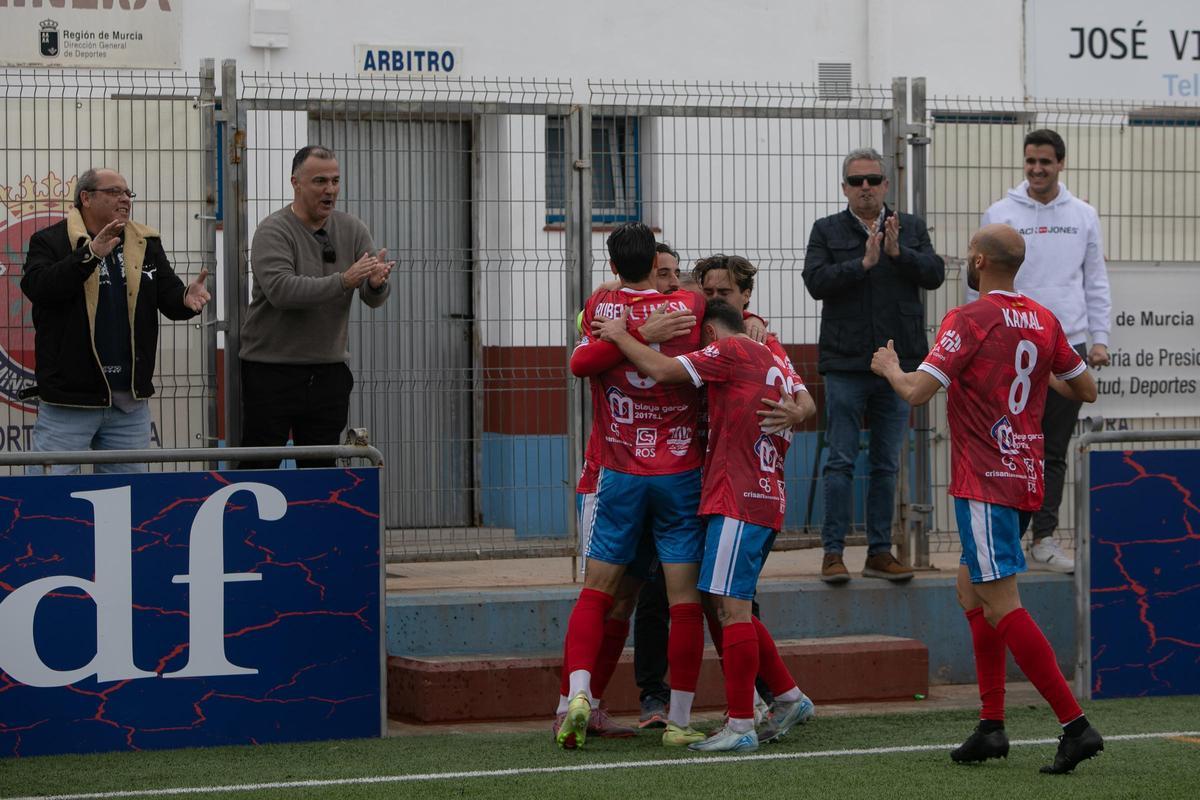 Los jugadores de la Deportiva Minera celebrando un gol esta temporada en su estadio.