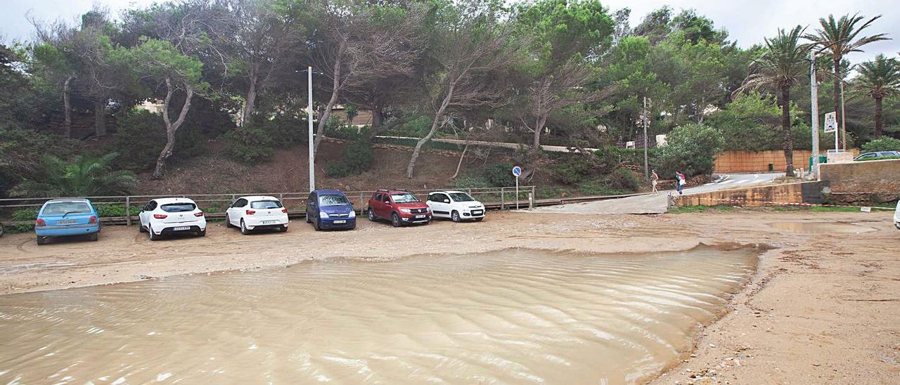 El Ayuntamiento cerró ayer varios ‘parkings’ que habían quedado anegados por las lluvias.