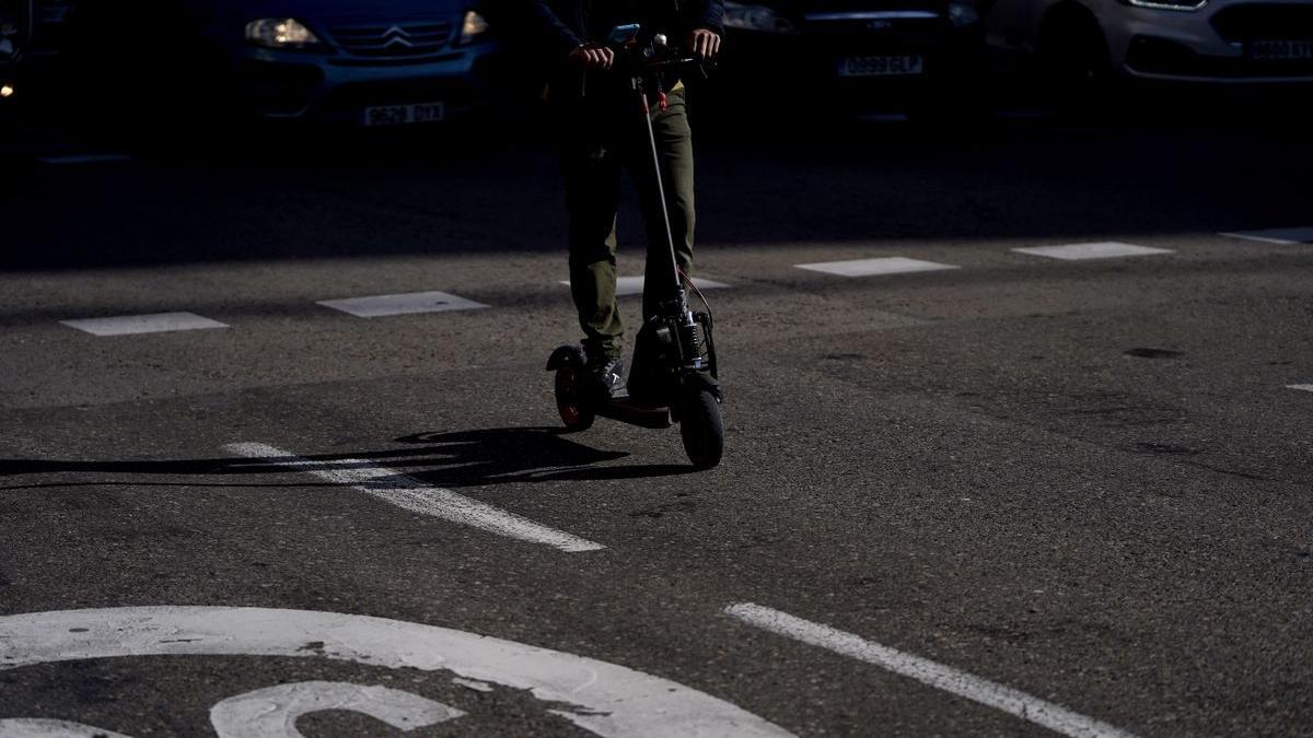 Un hombre en un patinete.