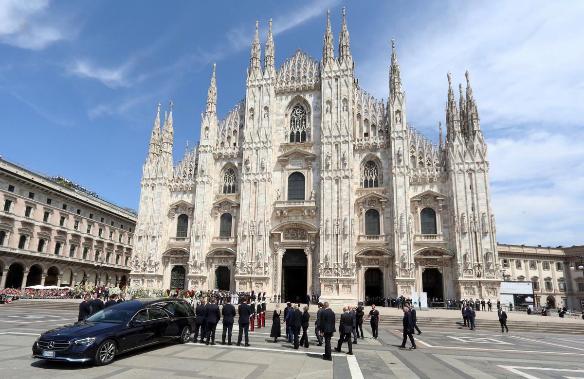 Cientos de personas se dan cita en la catedral de Milán para despedir a Berlusconi