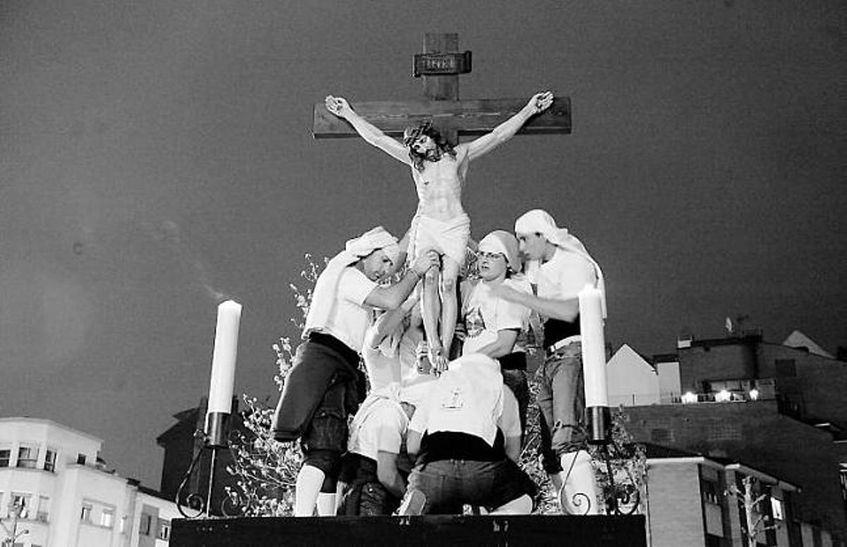Vía crucis de los Estudiantes en  la Tenderina