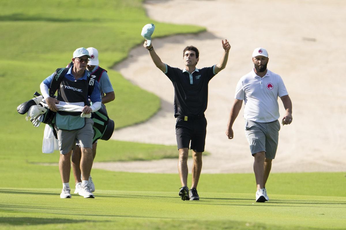 Joaquín Niemann, ganador en el LIV Golf de México, junto a Jon Rahm.