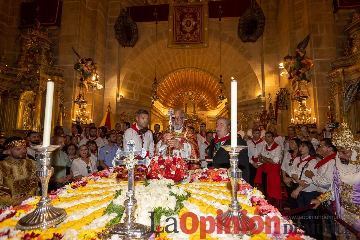 Bandeja de flores y ritual de la bendición del vino en las Fiestas de Caravaca