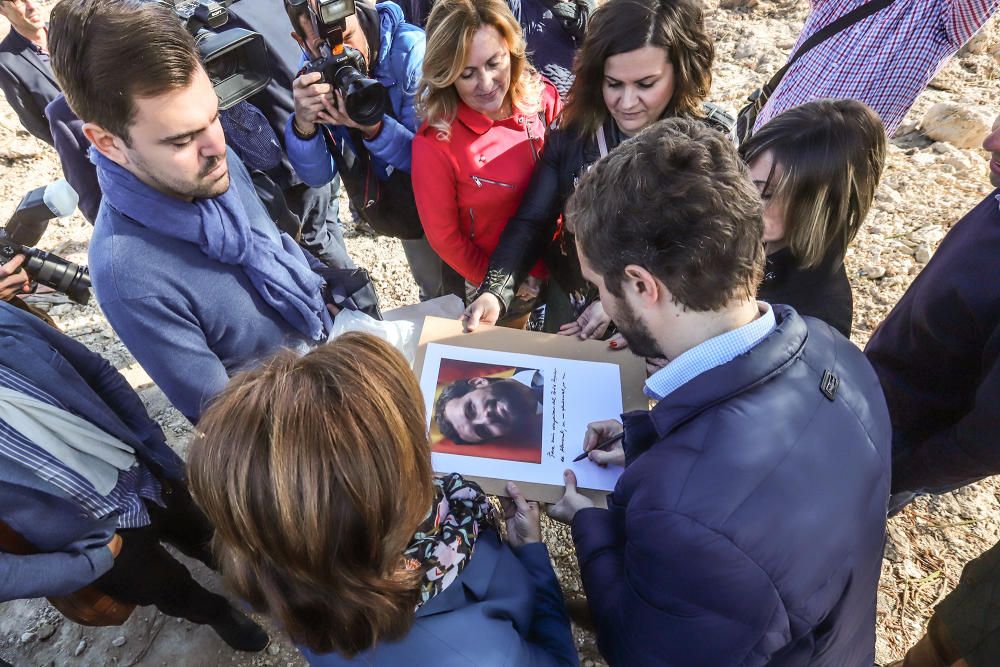 El presidente del PP, Pablo Casado, visita la zona de Almoradí en la que se rompió la mota del Segura