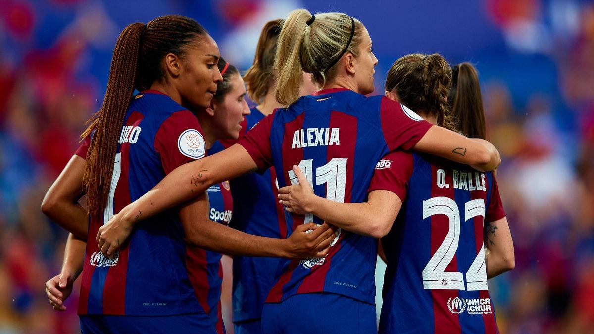 Las jugadoras del Barça celebran el 7-0 a la Real Sociedad marcado por Claudia Pina tras ser revisado por el VAR.