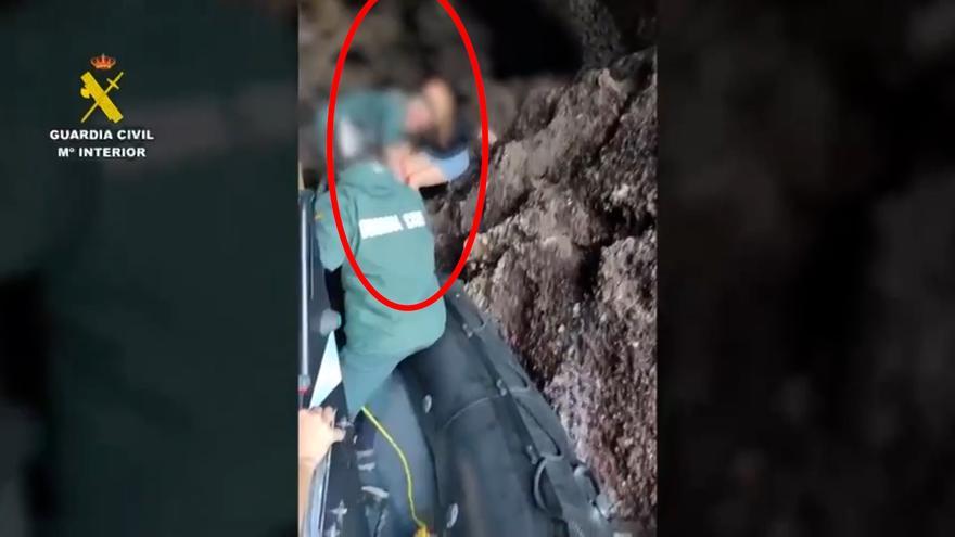 Rescatan a una mujer con heridas y en shock que estaba nadando en el Faro del Caballo (Santoña)
