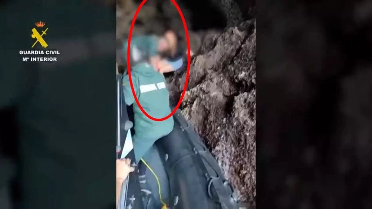 Rescatan a una mujer con heridas y en shock que estaba nadando en el Faro del Caballo (Santoña)