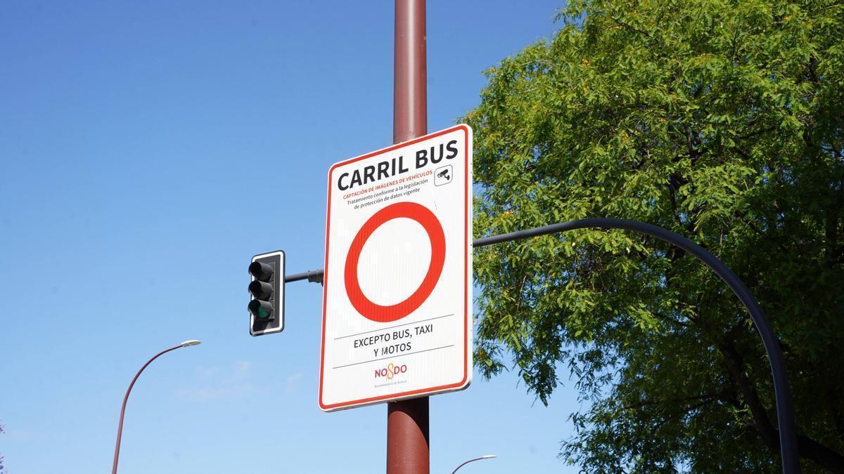 Cartel carril bus de captación de imágenes de vehículos en Paseo Colón