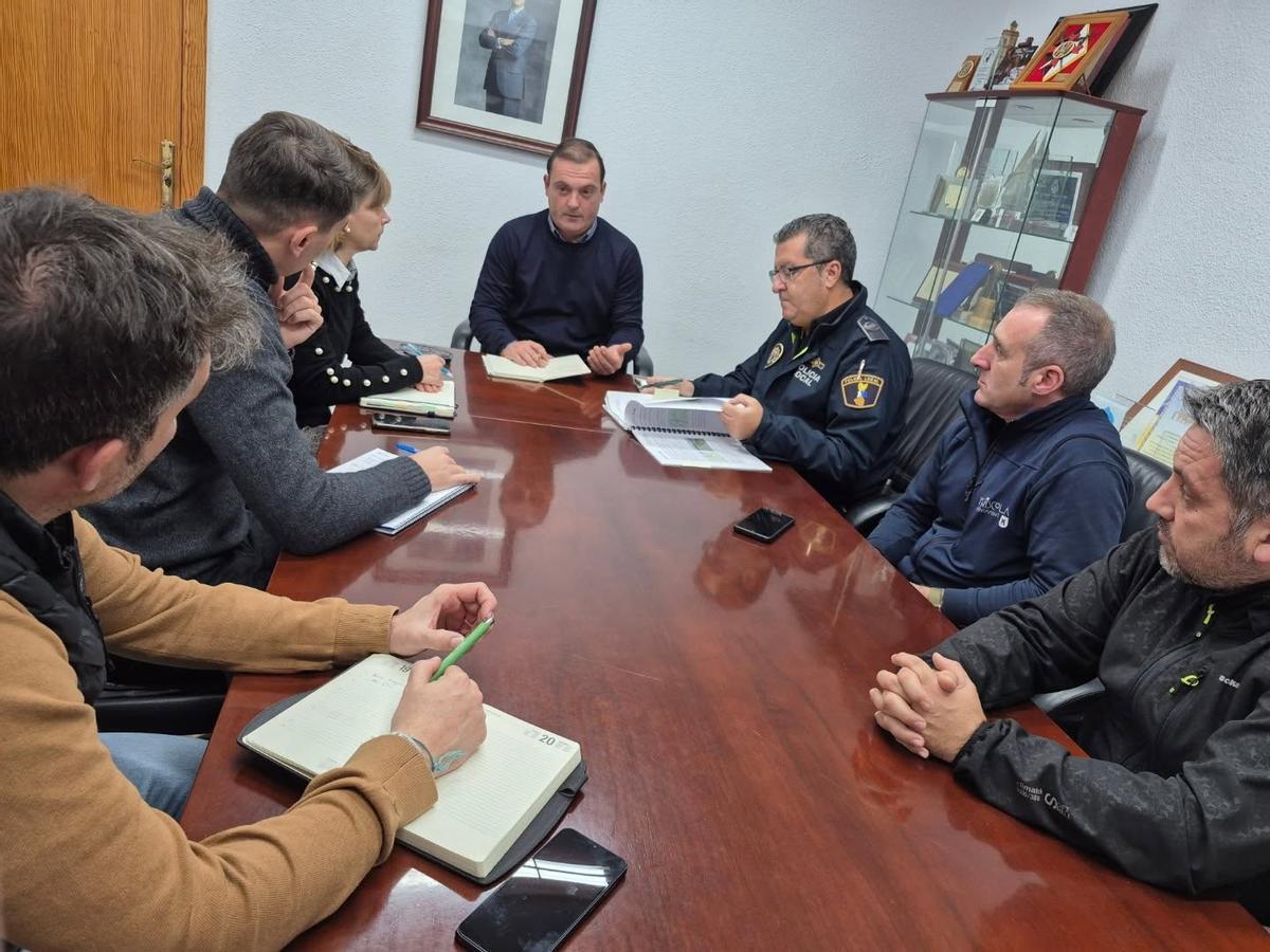 El alcalde de Peñíscola ha presidido este lunes una reunión de coordinación, ante el aviso por temporal marítimo con olas de más de 4 metros.