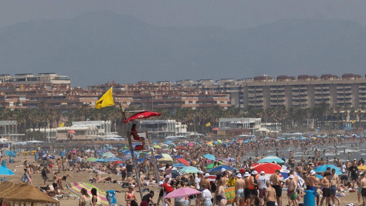 Puesto de socorrista en la playa de la Malvarrosa este viernes en València.