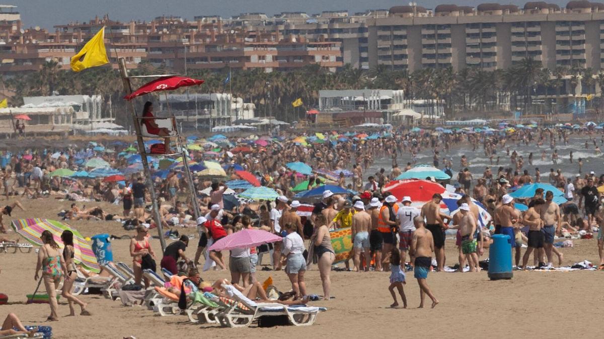 Playa Malvarrosa, puesto de socorrista este viernes con bandera amarilla.