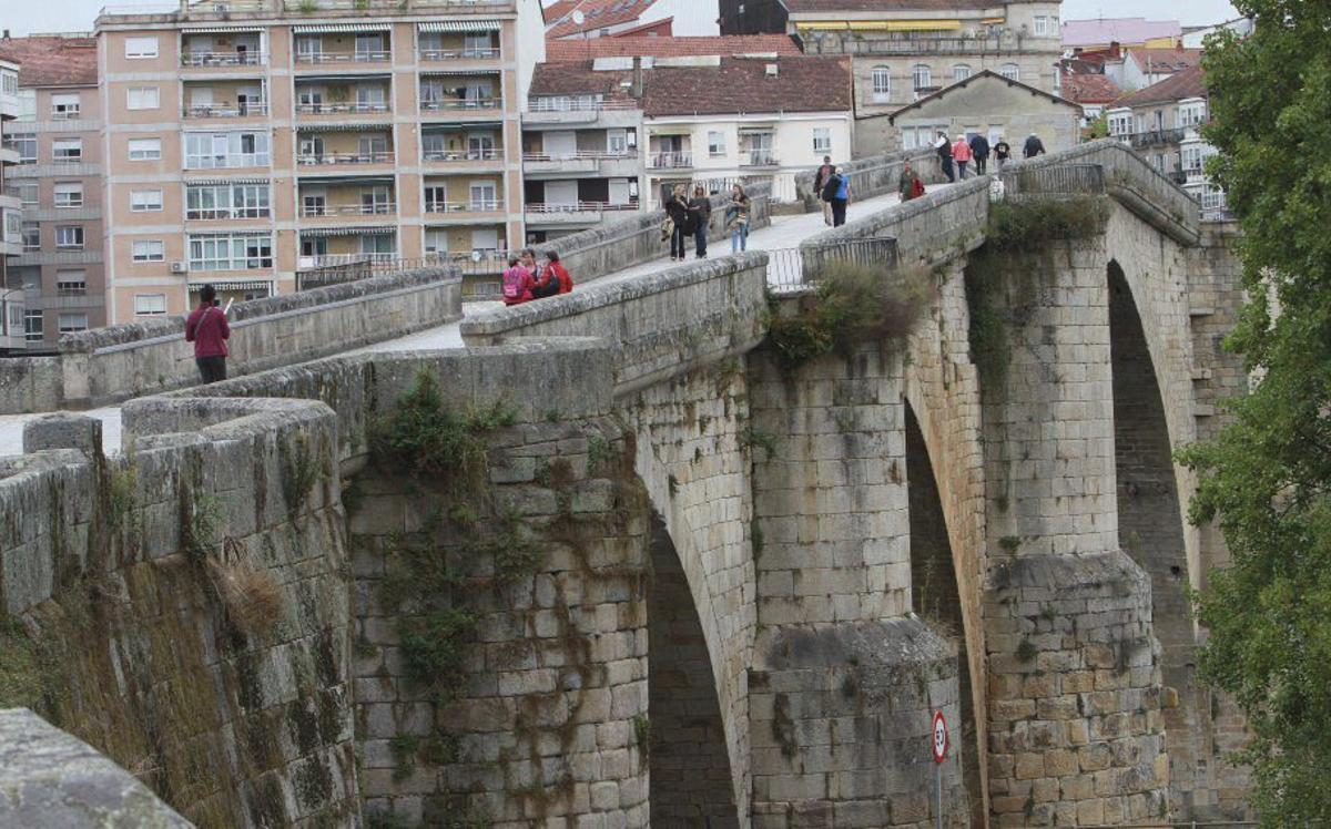 Encontró el móvil en el suelo junto al Puente Romano. |  I. Osorio