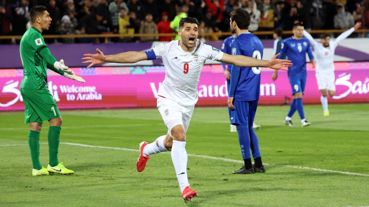 El jugador iraní Mehdi Taremi celebra el 1-1 durante el partido de clasificación para el Mundial jugado por Irán y Uzbekistán