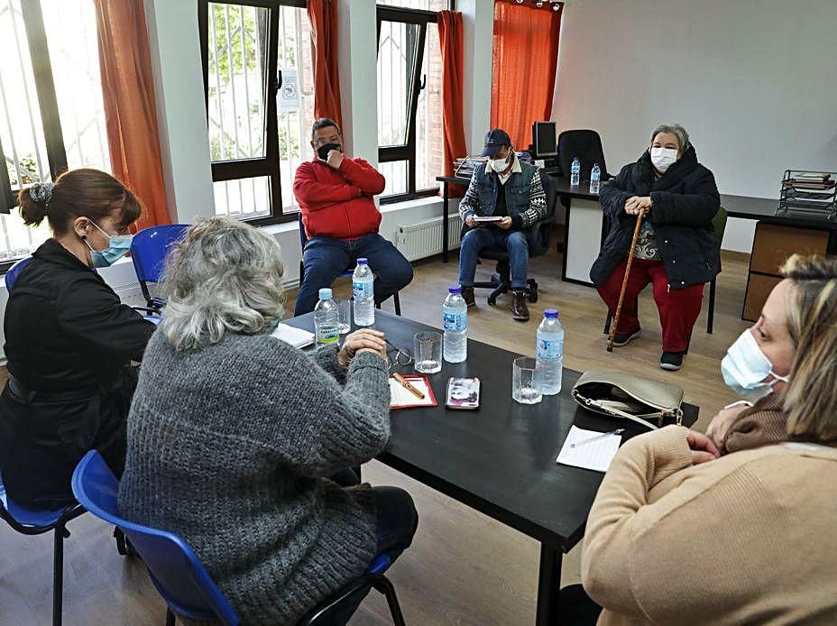 Por la izquierda, Julio Artime, Luis Ángel Fernández y Emilia Marrón, y de espaldas, Dolores Patón, Ana González y Carmen Saras, en Portuarios. 