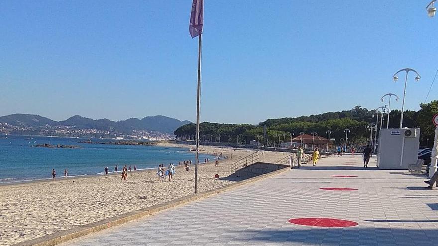 Puntos rojos que han aparecido hoy a lo largo del paseo de Samil. // FdV