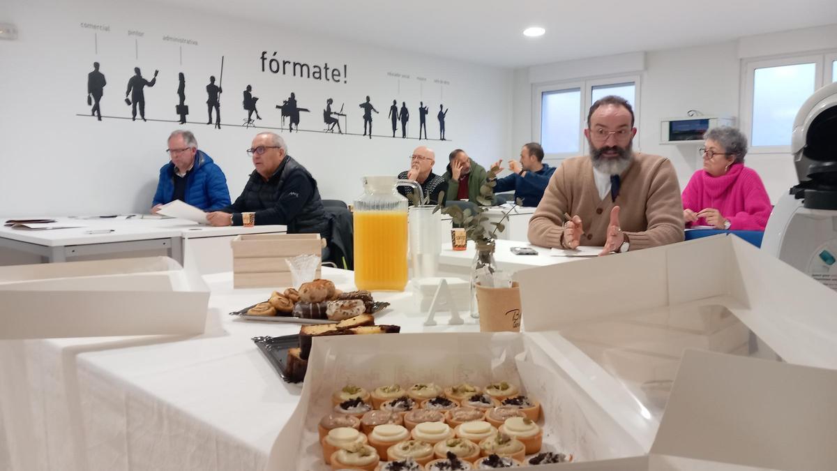 O presidente da patronal de Boiro, Daniel García, dereita, durante a xornada formativa.