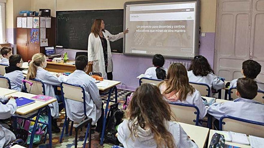 La profesora Diana Crespo explica los principales puntos del proyecto Naturaliza a sus estudiantes de 5º de Primaria, en el colegio San José de la capital.