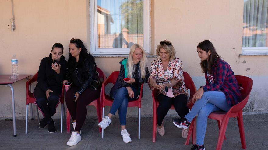 Carolina y Lina tratan de comunicarse con varias ucranianas a través de traductores móviles.