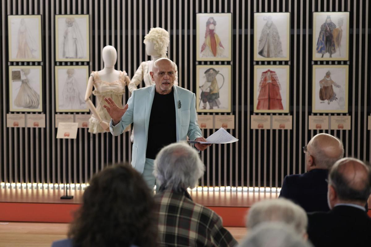 El director artístico del teatro Fernán Gómez, Juan Carlos Pérez de la Fuente, durante la presentación de la exposición Pelo de Tormenta